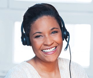 Aktive Kundenkommunikation / Outbound ProMediaService GmbH - Abb. zeigt lächelnde Mitarbeiterin mit Headset