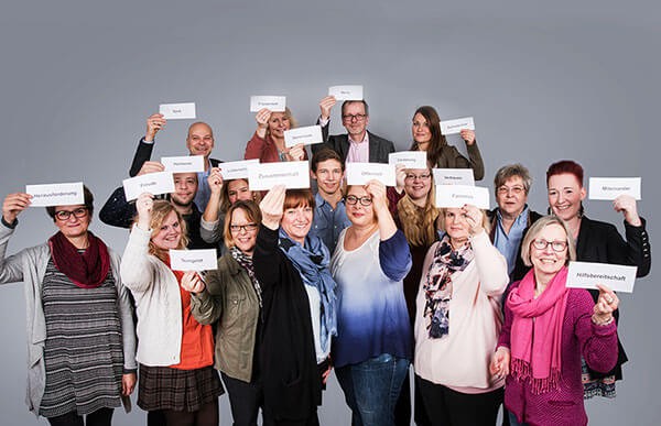 Gruppenaufnahme zeigt das ProMediaService Management, die Teamleiter und Assistenz